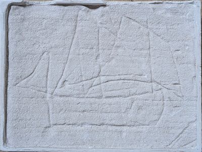 une image représentant une plaque en pierre sur laquelle figure un bateau