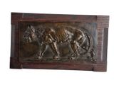 une image représentant une plaque métallique sur laquelle figure un lion, vu de dos