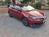 La Toyota Corolla est garée sur un parking en gravier.