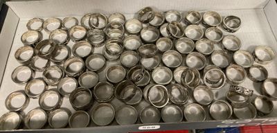 une boîte remplie de cuillères en argent posée sur une table