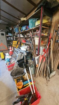 un garage rempli d'outils