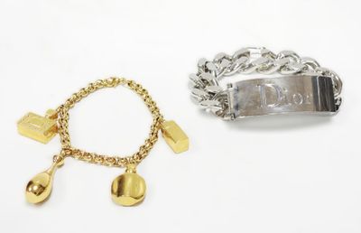 deux bijoux sont présentés sur une surface blanche