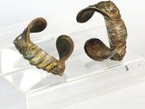 deux œuvres d'art posées sur un socle transparent