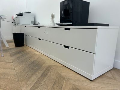 l'image d'un bureau sur lequel se trouve un ordinateur