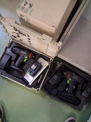 un boîtier contenant du matériel électronique posé à même le sol
