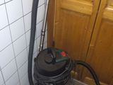 un aspirateur qui se trouve dans le coin d'une pièce