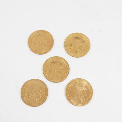 quatre pièces d'or sur un fond blanc