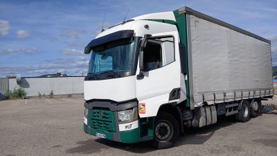un camion qui est garé dans un parking