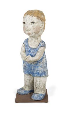 une petite statue représentant un garçon en chemise bleue