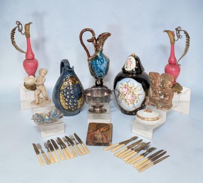 tout un tas de vases et de fourchettes de toutes sortes sur la table