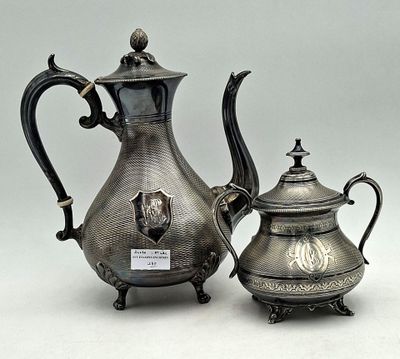 théière et cafetière plaquées argent sur un support, sur fond blanc