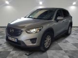 La Mazda CX-5 argentée est garée dans le garage.