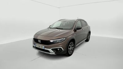 une Honda HRX marron garée dans une pièce blanche