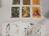 un lot de cartes posées sur une table