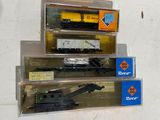 trois petits trains posés les uns sur les autres sur une table