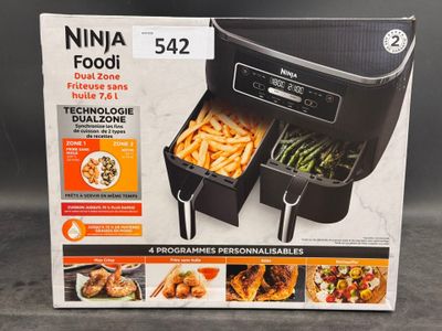 La boîte de la friteuse Ninja est ouverte et le contenu est prêt à être cuit.