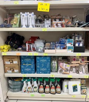 beaucoup d'articles sur les étagères du magasin
