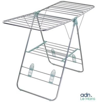 une image représentant un étendoir à linge sur lequel sont suspendus des vêtements, sur fond blanc