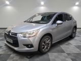 la voiture argentée est garée sur un sol en damier dans le garage