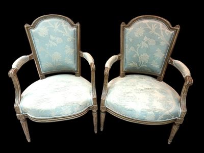 une paire de chaises anciennes avec un rembourrage bleu, rembourré, rembourré, rembourré, rembourré, rembourré, rembourré, rembourré, rembourré, rembourré