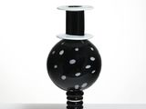 un vase noir et blanc posé sur une table