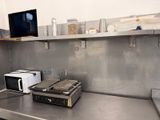 un micro-ondes et un grille-pain posés sur le plan de travail d'une cuisine