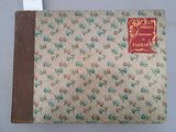 un livre à la couverture rouge posé sur une table