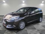 une voiture noire garée sur le sol en damier d'un garage
