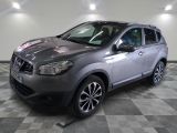 nissan qxv dans une salle d'exposition au sol en damier