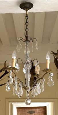 un lustre suspendu au plafond d'une pièce