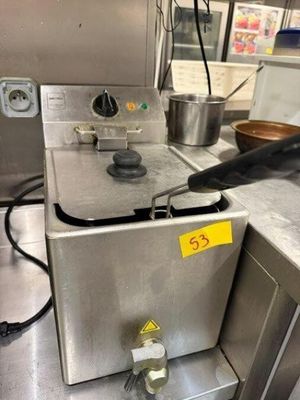 une image d'une cuisine commerciale avec beaucoup d'équipements