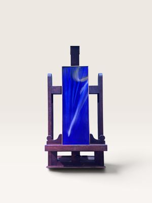 une bouteille en verre bleue posée sur un socle en bois