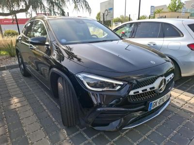 Le SUV Mercedes noir est garé sur le bord de la route.