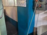 une machine qui se trouve à l'intérieur d'un bâtiment