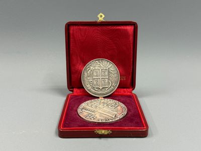 une pièce d'argent posée dans une boîte rouge sur une table