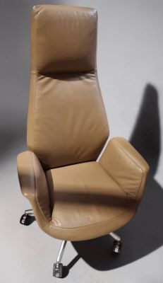 fauteuil de bureau en cuir marron avec pieds chromés et repose-pieds