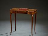une image représentant une petite table avec un plateau en cuir rouge