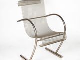 une image représentant une chaise en métal sur fond blanc