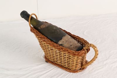 un panier en osier contenant une bouteille de vin