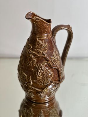 un vase marron posé sur une table en verre