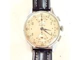 une montre posée sur un bracelet en cuir noir