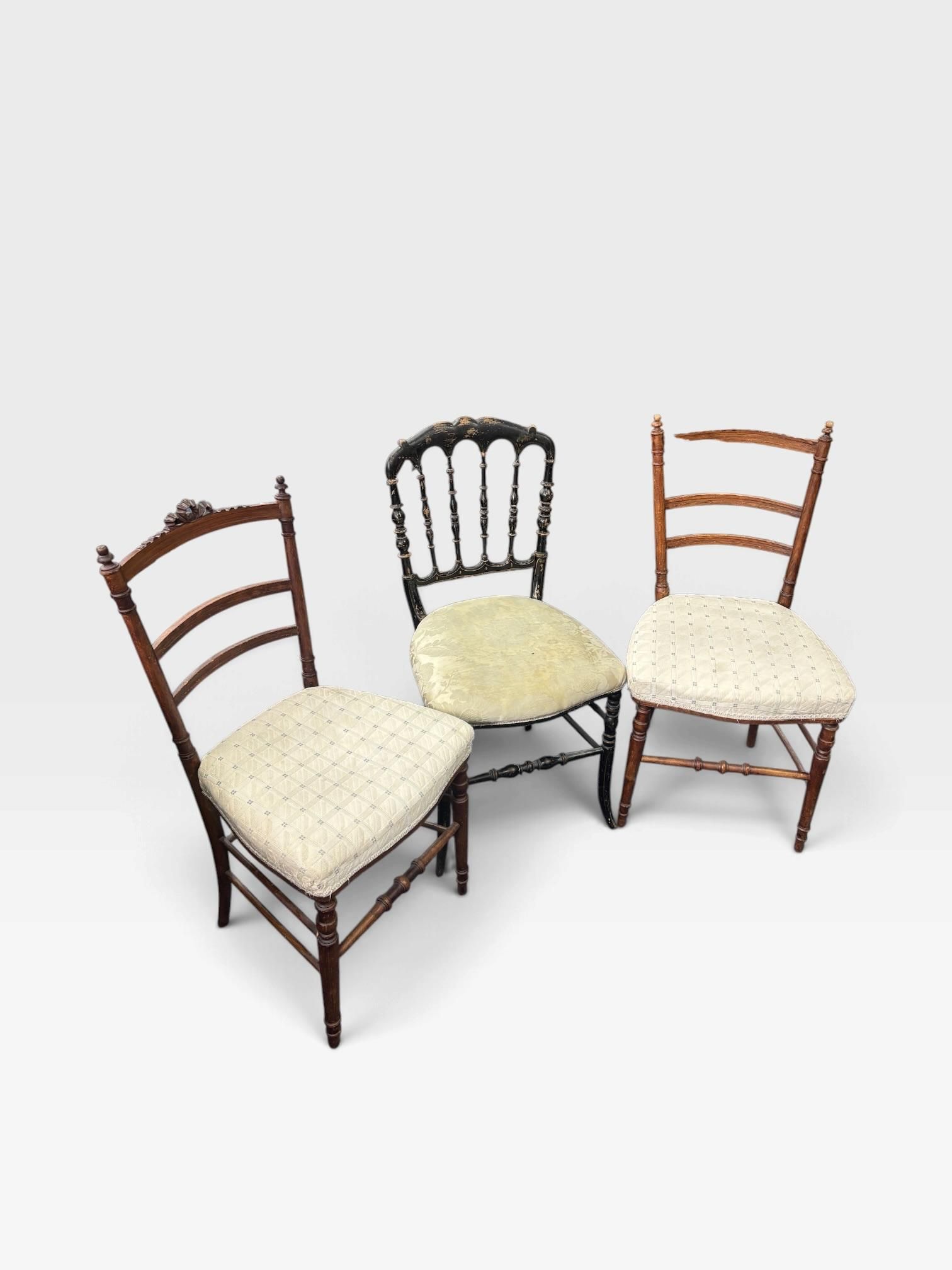 Paire de chaises légères en bois naturel mouluré et sculpté …