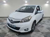 une photo d'une toyota yaris blanche garée sur un sol en damier
