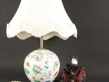 une image représentant une lampe avec une figurine posée à côté