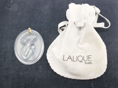 LALIQUE Médaillon en cristal dépoli à décor d'un buste de fe…