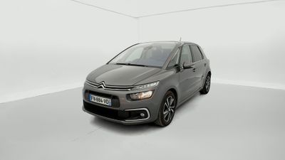 Une Citroën grise est garée dans une pièce blanche