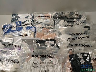de nombreux sacs de nourriture posés sur une table