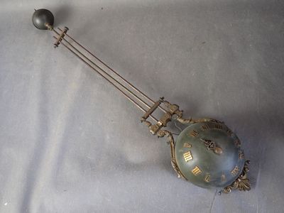 une horloge fixée sur le côté d'un poteau