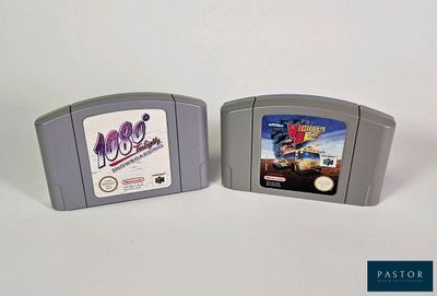 deux jeux Nintendo posés l'un à côté de l'autre sur une table