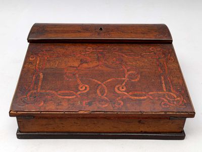 une vieille boîte en bois posée sur une surface blanche